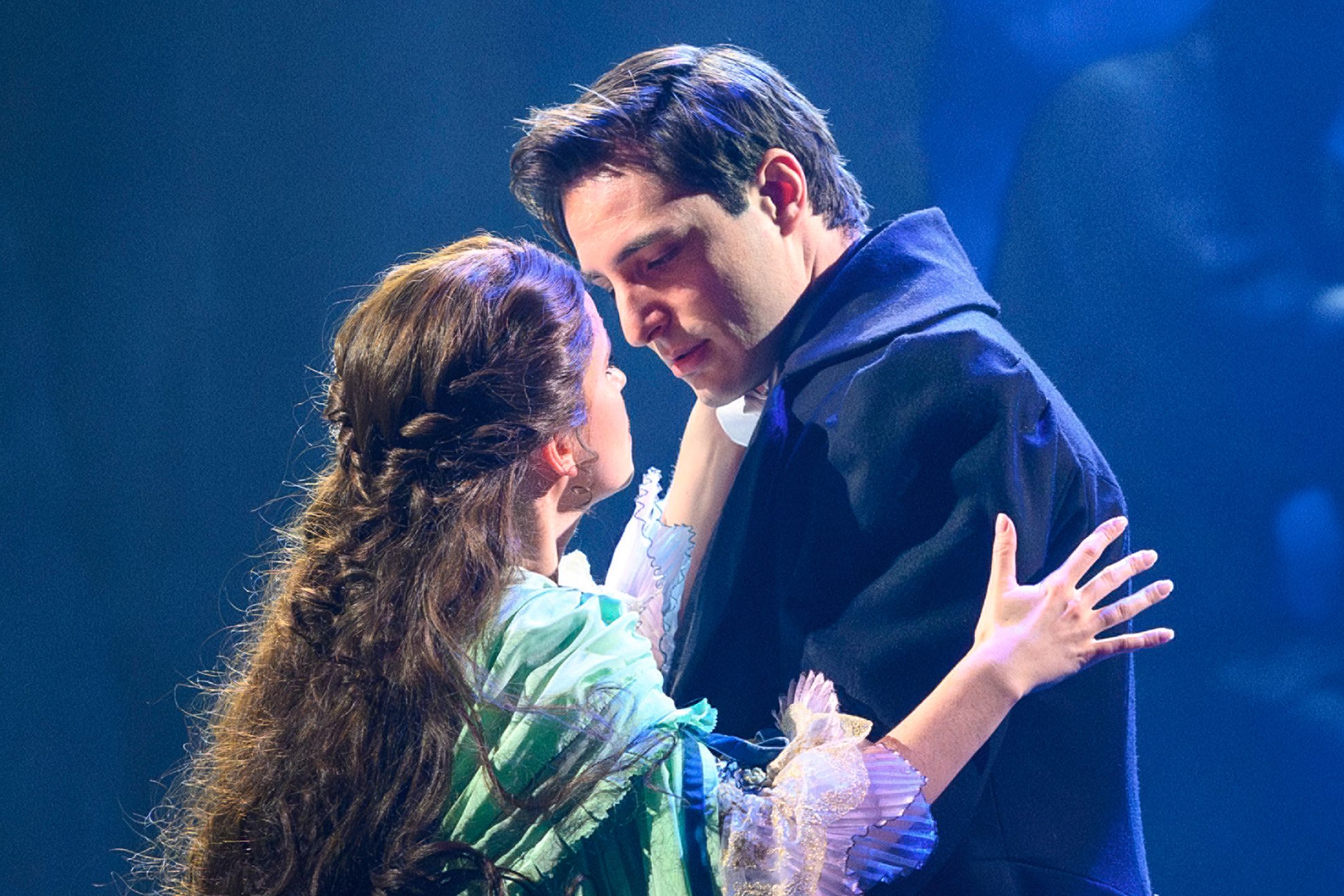 © Vereinigte Bühnen Wien GmbH / Foto: Deen van Meer Scene from the musical, showing the two main actors on stage, the Phantom of the Opera already without a mask and the young singer Christine Daaé