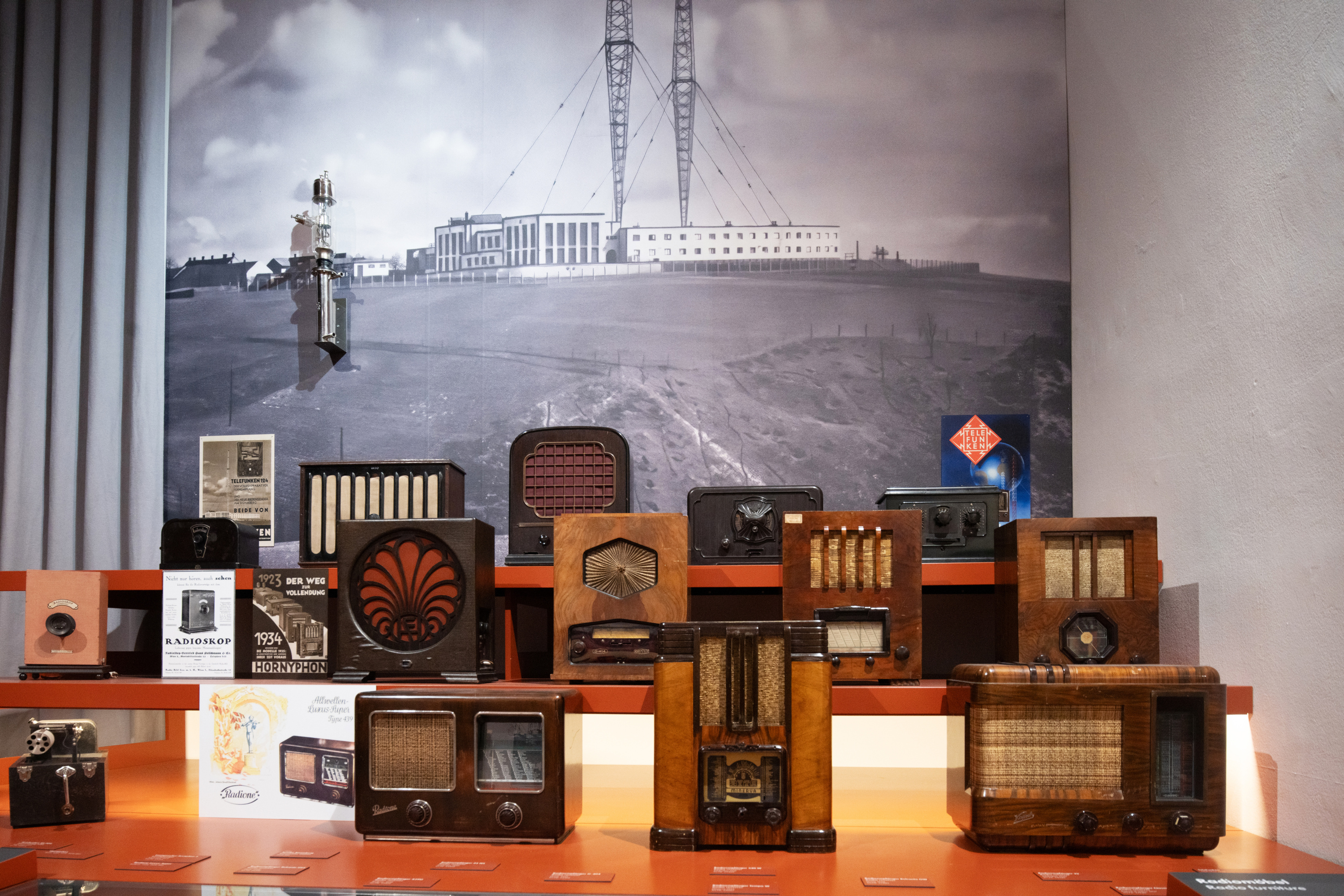 © Technisches Museum Wien/Franzi Kreis Zu sehen ist eine Ausstellungsansicht mit vielen unterschiedlichen historischen Radiogeräten