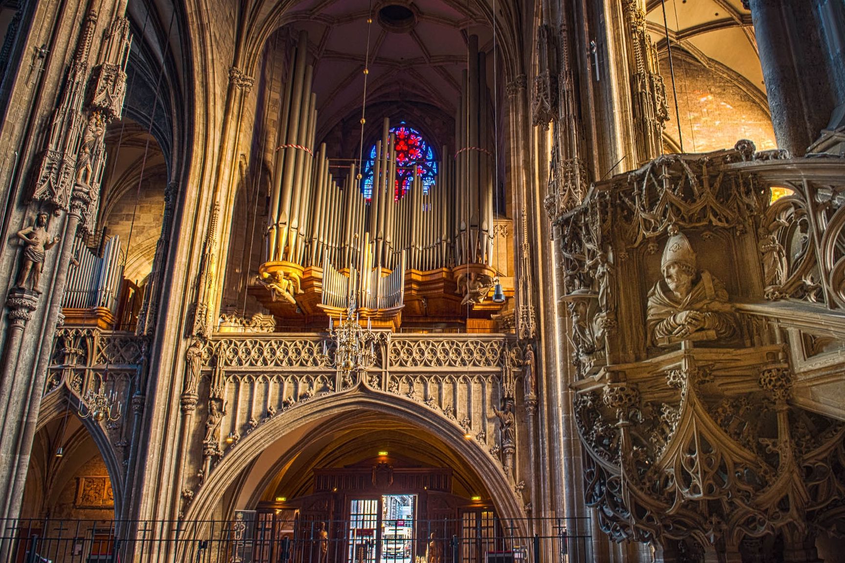 Foto: © Kunst & Kultur, Stephansdom Photo of the giant organ and pulpit of St. Stephen's Cathedral
