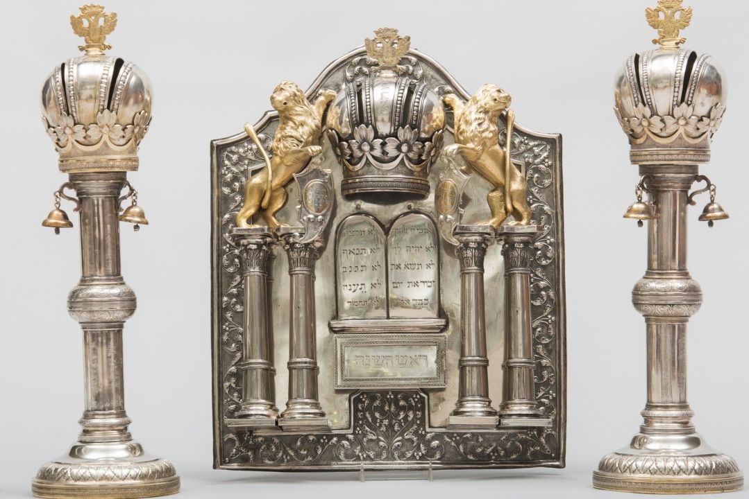 Judaica-Objekte aus der Sammlung Ariel Muzicant © Sammlung Ariel Muzicant Three Jewish craft, ritual and sacred objects in silver and gold: a Torah shield flanked by two Torah crowns