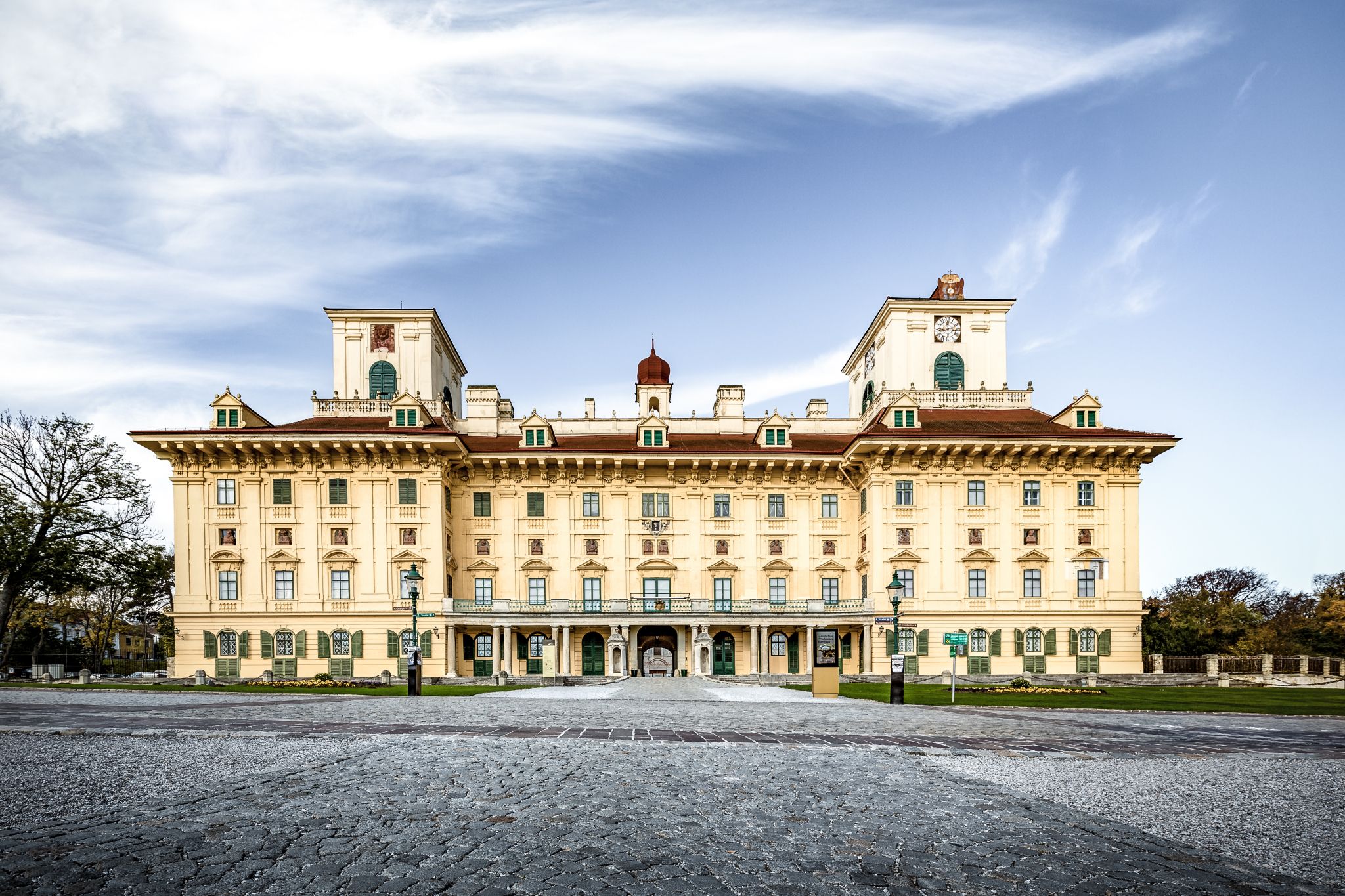 Foto: Schloss Esterhazy © Esterhazy Betriebe GmbH / Andreas Hafenscher Photo of Esterhazy Castle in Eisenstadt main entrance