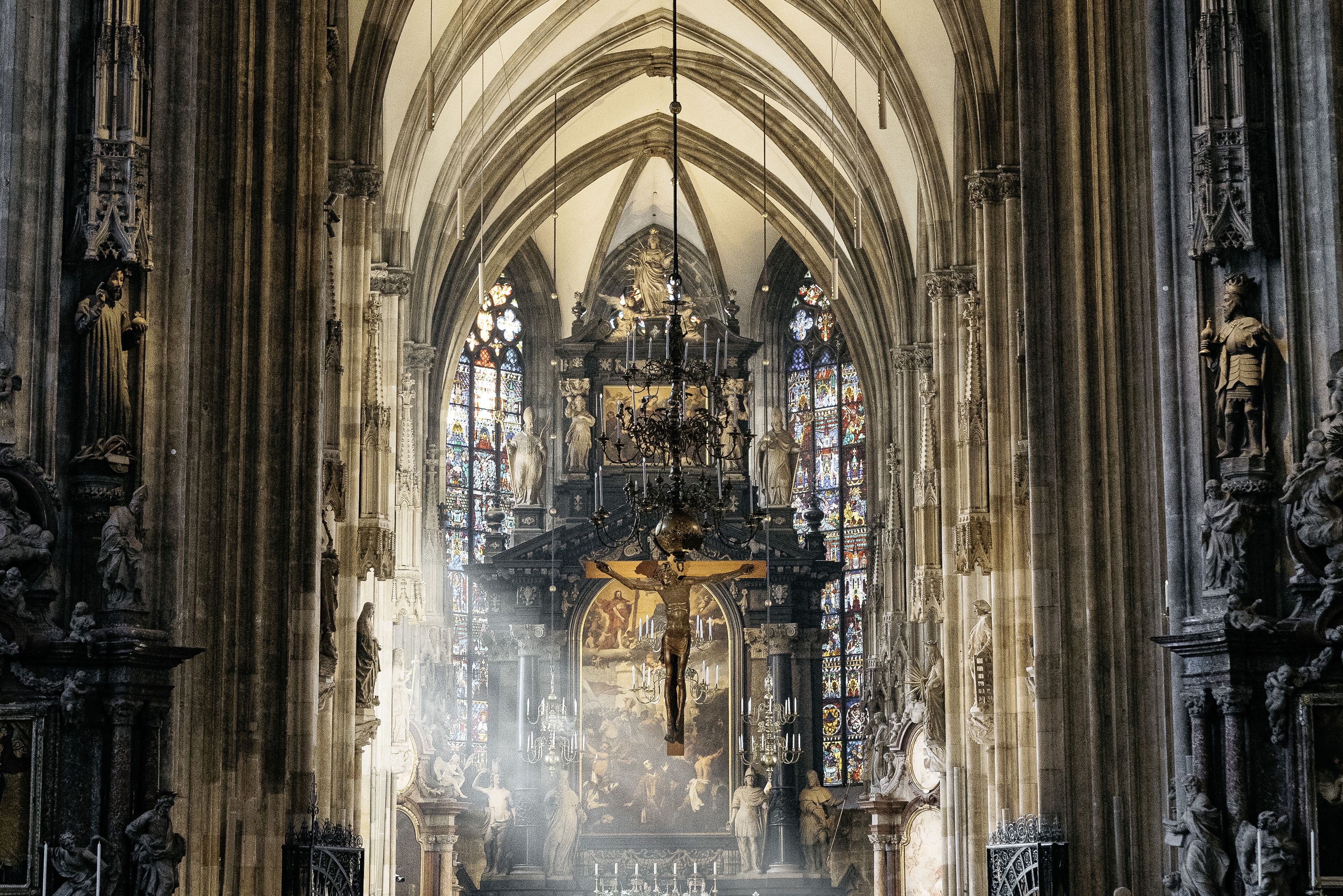 © WienTourismus/Gregor Hofbauer Innenansicht des Stephansdomes mit Kreuz in der Mitte