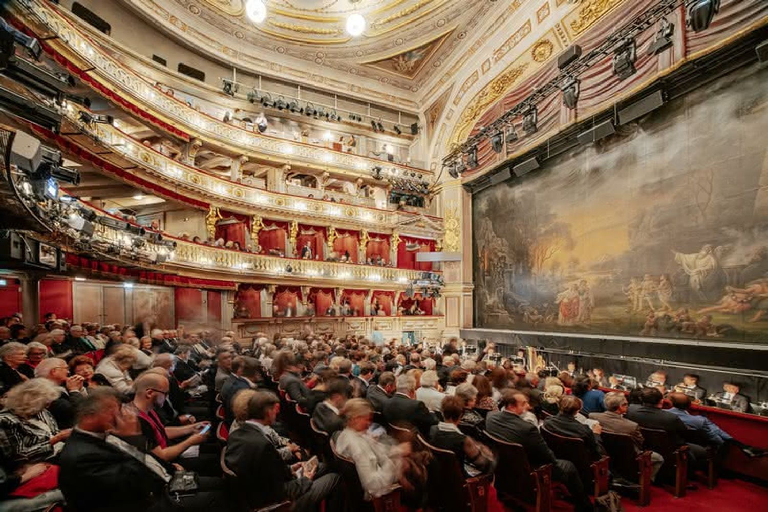 © WienTourismus/Paul Bauer You can see the interior of the Theater an der Wien with a view of the stage from the side, audience in the rows of seats