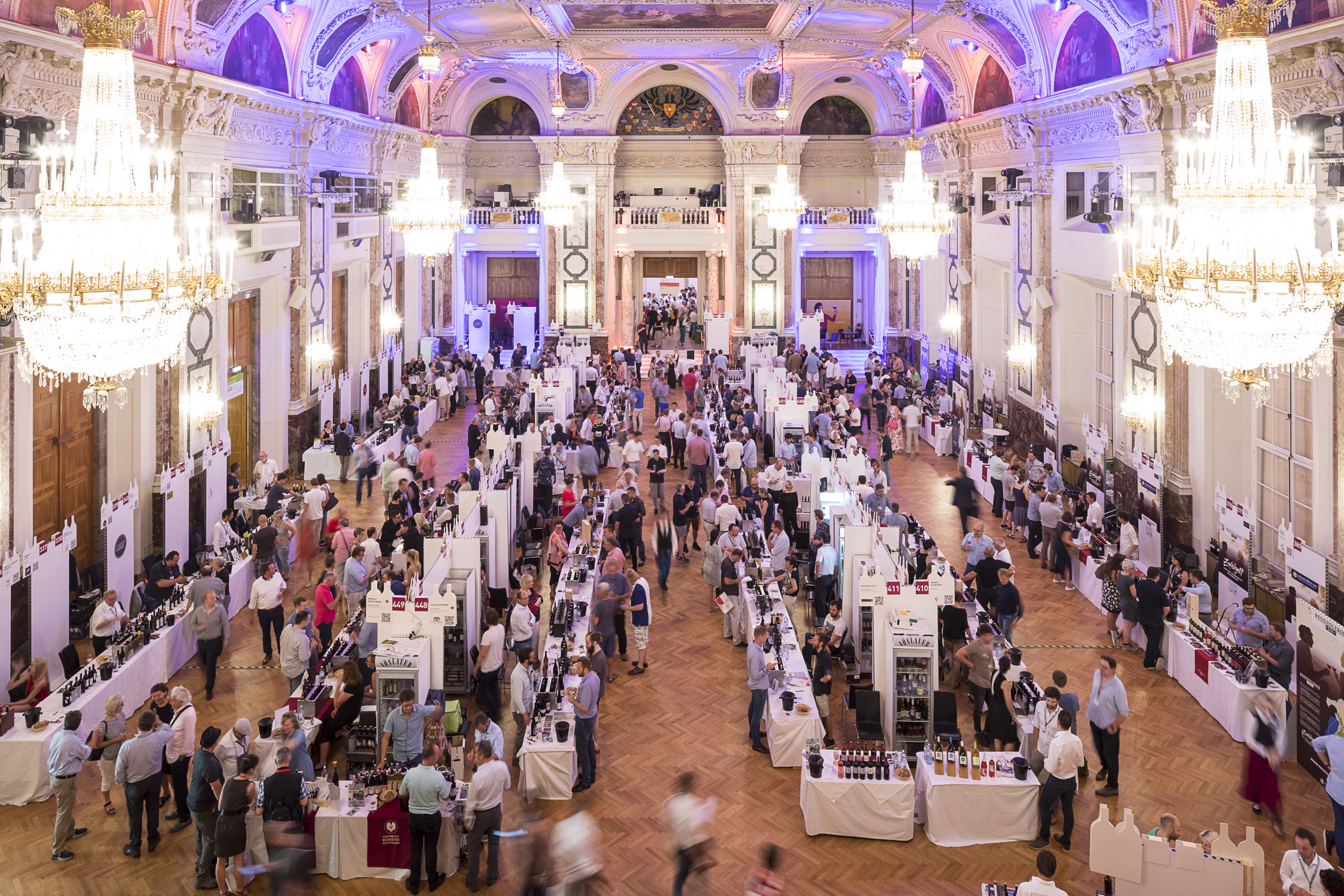 © VieVinum 2018 / Foto: Eva Kelety Hall in the Vienna Hofburg, photo from above on the stands of the VieVinum wine fair