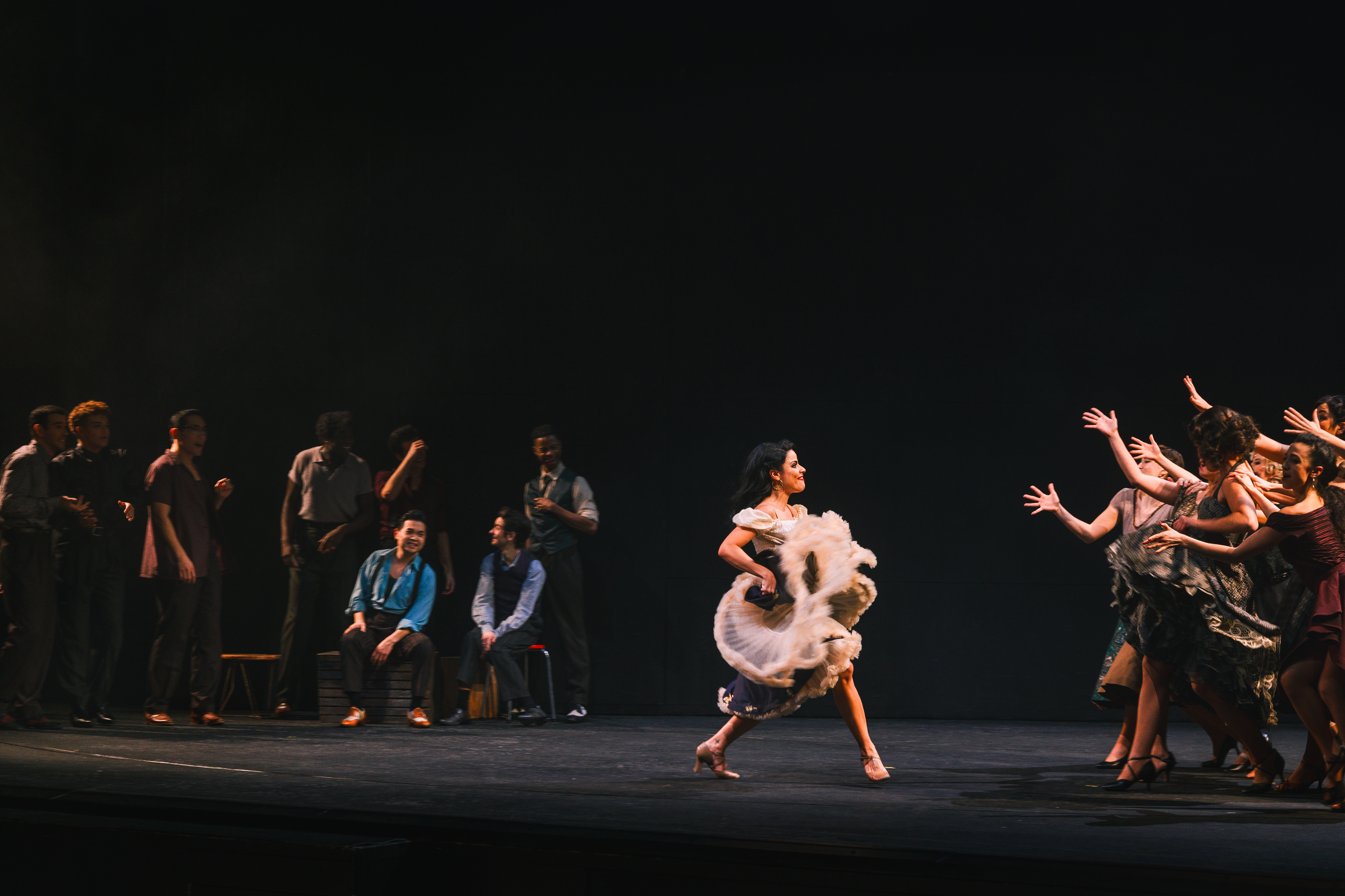 Myrthes Monteiro (Anita), Ensemble © Marco Sommer / Volksoper Wien Szenefoto aus dem Musical West Side Story
