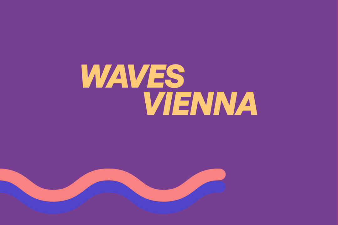 © Waves Vienna Das Bild zeigt das Logo bzw. den Schriftzug Waves Vienna in Versalien und in gelber Farbe vor violettem Hintergrund, darunter zwei wellenförmigen Linien in blau und rosa