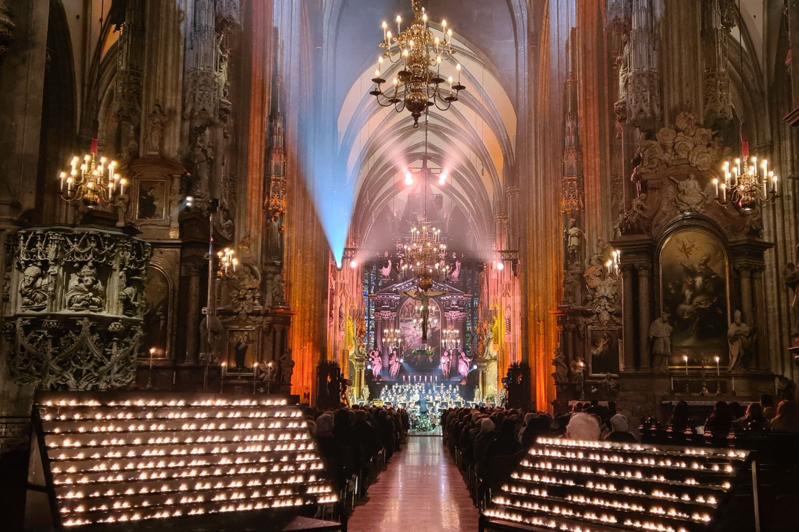© Wiener Advent im Stephansdom / Kunst & Kultur - ohne Grenzen / Karall & Konrad OG Interior view of St. Stephen's Cathedral in Vienna with festive lighting, countless glowing candles in the foreground