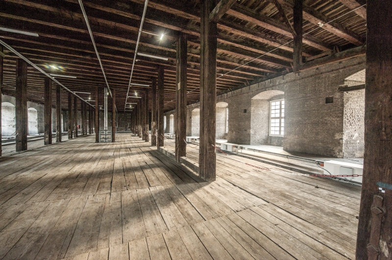 Das Foto zeigt die Holzkonstruktion des Zischengeschosses der Winterreitschule der Spanischen Hofreitschule